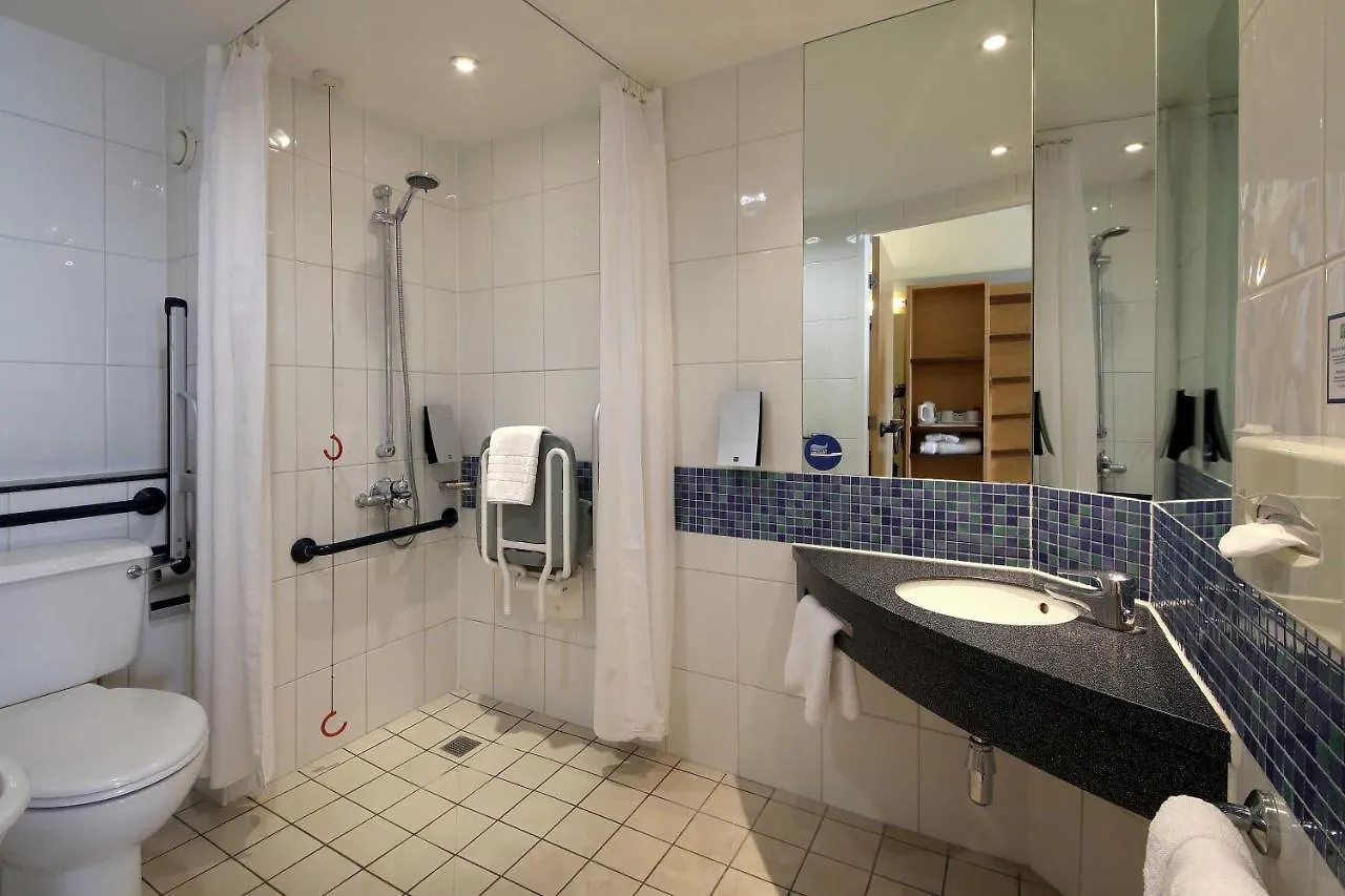 Holiday Inn Express London - Newbury Park, An Ihg Hotel