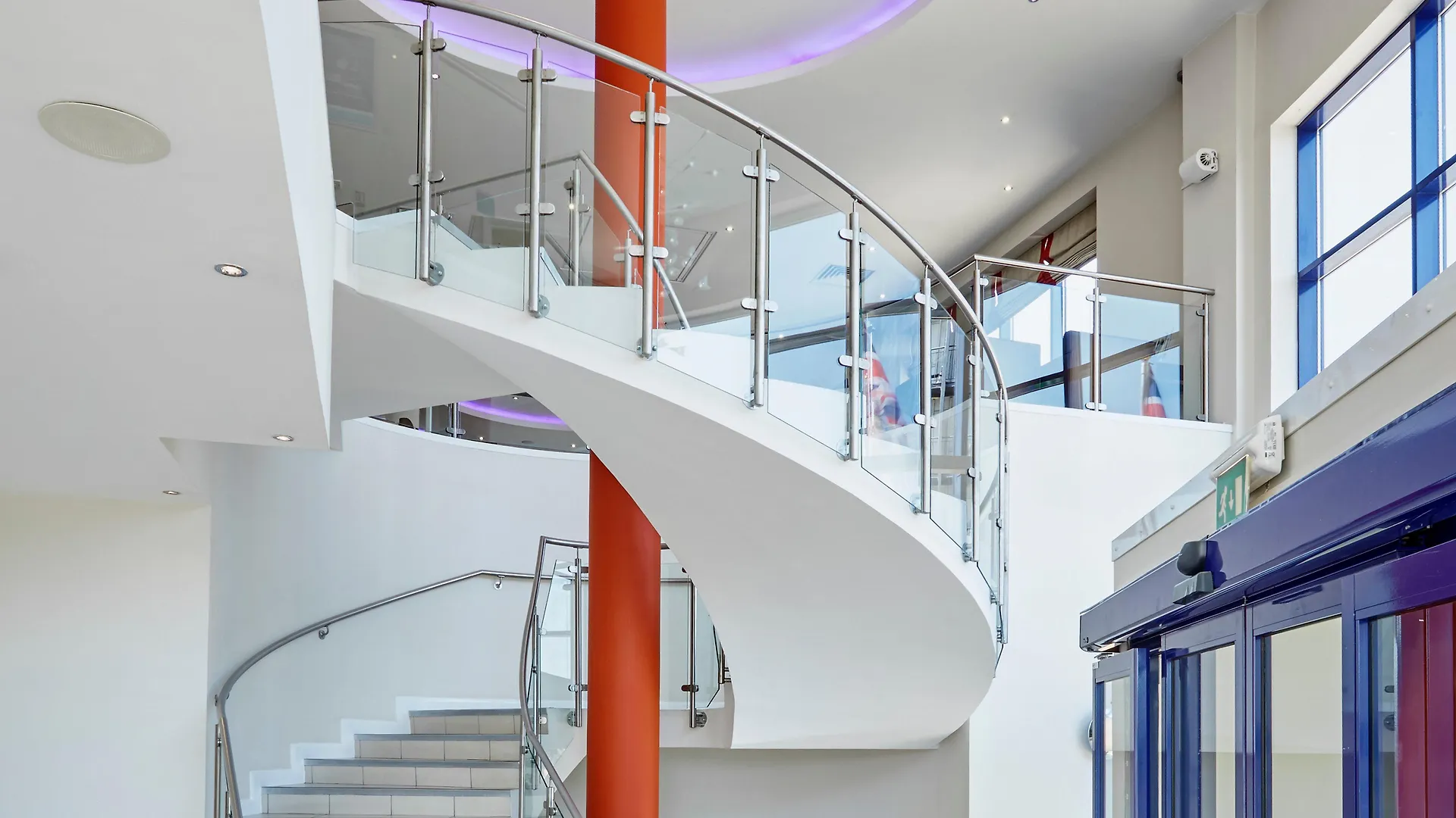 Holiday Inn Express London - Newbury Park, An Ihg Hotel 3*,