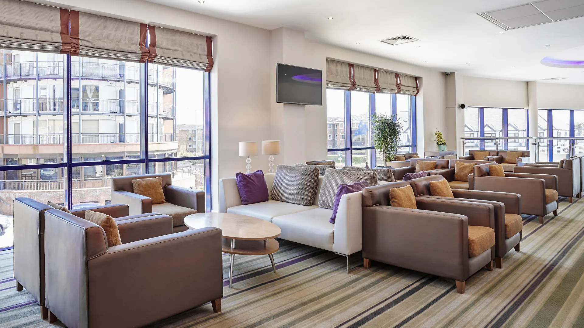 Holiday Inn Express London - Newbury Park, An Ihg Hotel