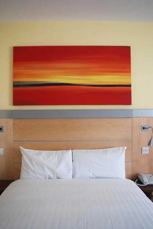 ***  Holiday Inn Express London - Newbury Park, An Ihg Hotel Großbritannien